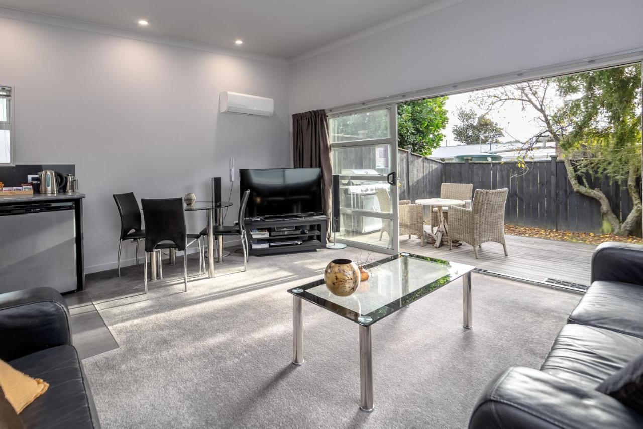 Two Four Cologne Villa Martinborough Luaran gambar