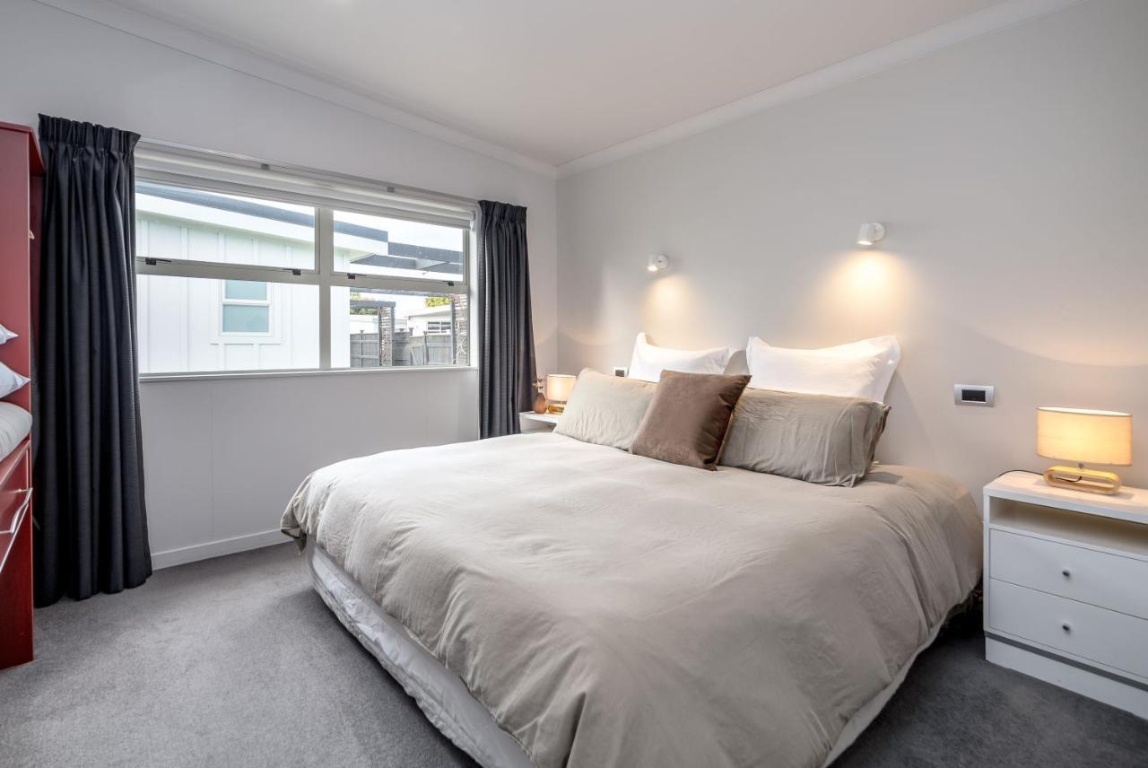 Two Four Cologne Villa Martinborough Luaran gambar