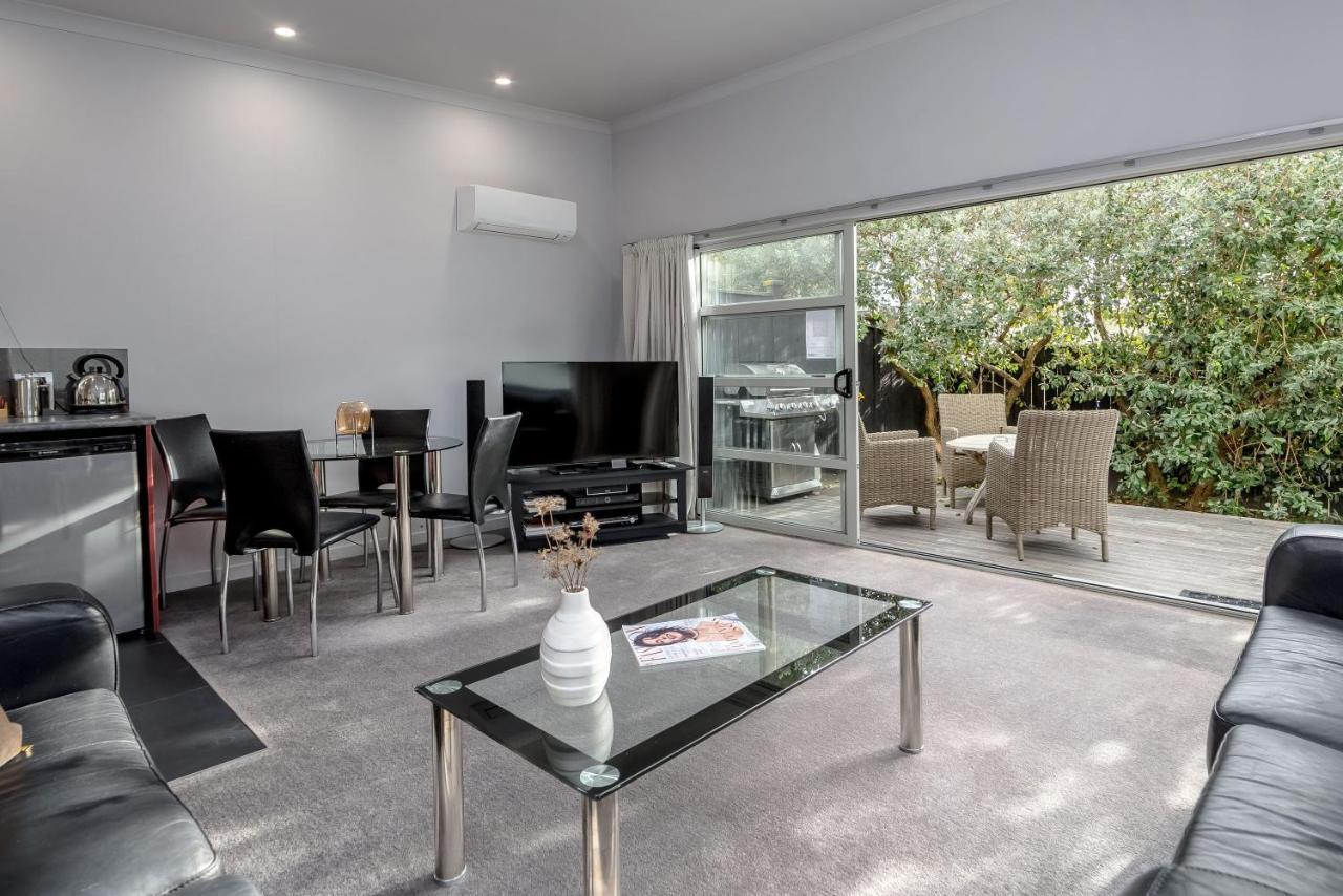 Two Four Cologne Villa Martinborough Luaran gambar