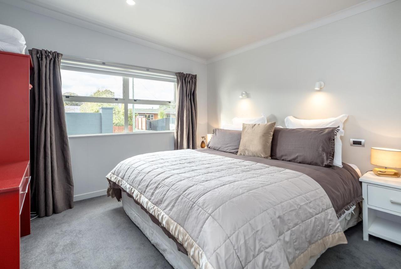 Two Four Cologne Villa Martinborough Luaran gambar