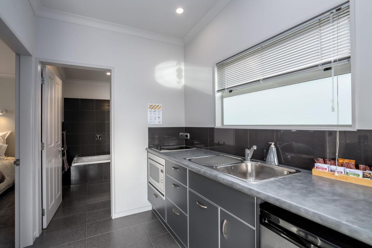 Two Four Cologne Villa Martinborough Luaran gambar