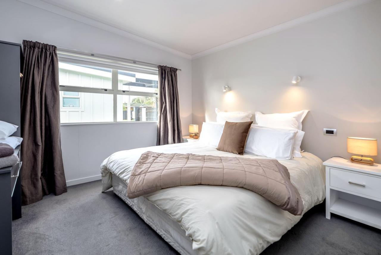 Two Four Cologne Villa Martinborough Luaran gambar