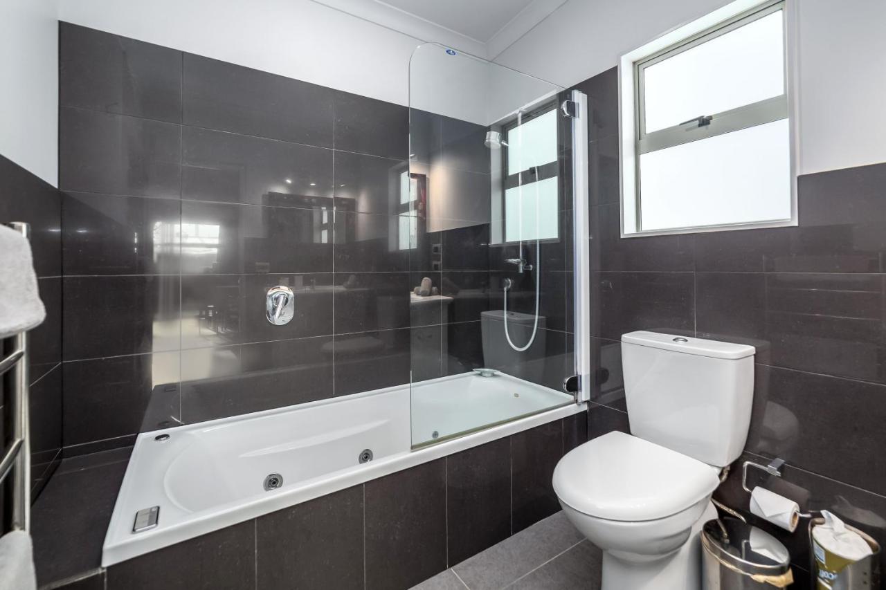 Two Four Cologne Villa Martinborough Luaran gambar