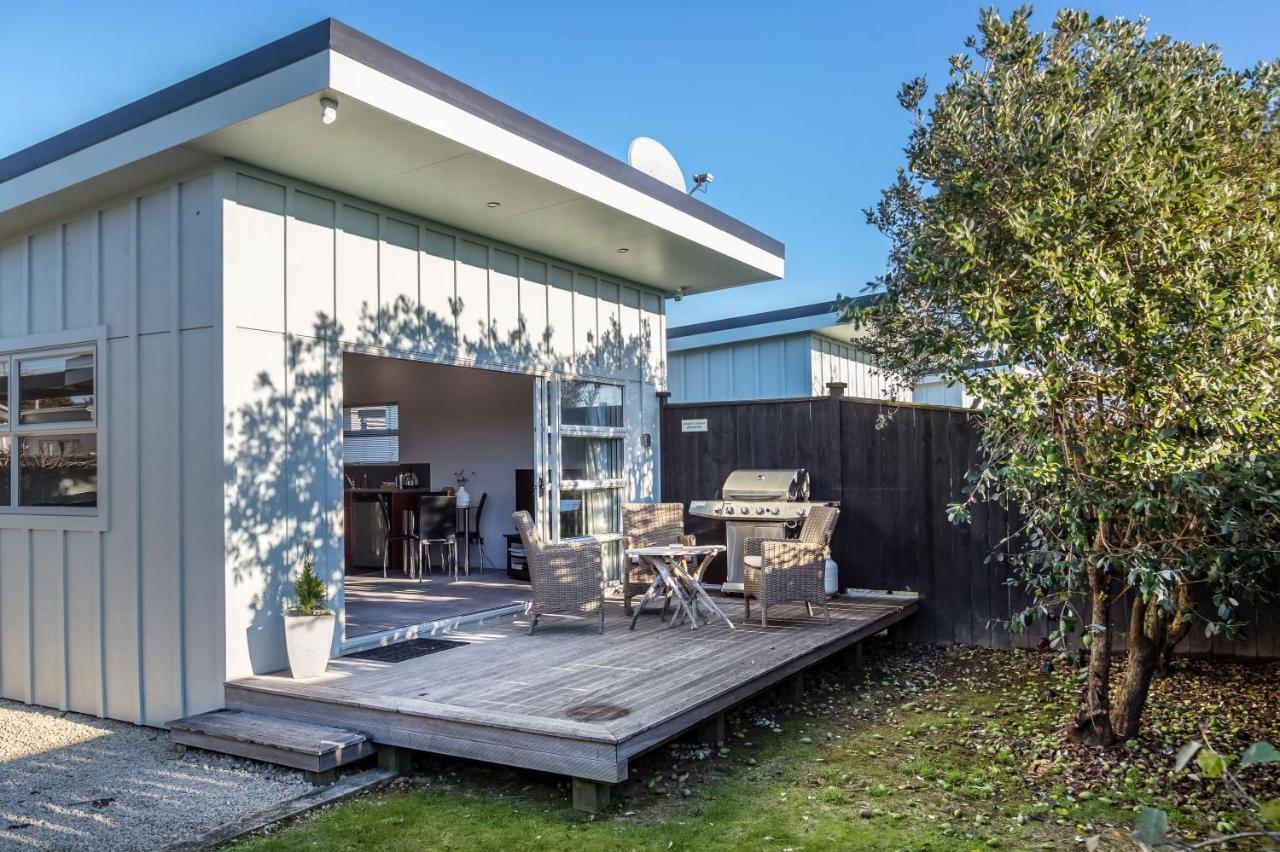 Two Four Cologne Villa Martinborough Luaran gambar