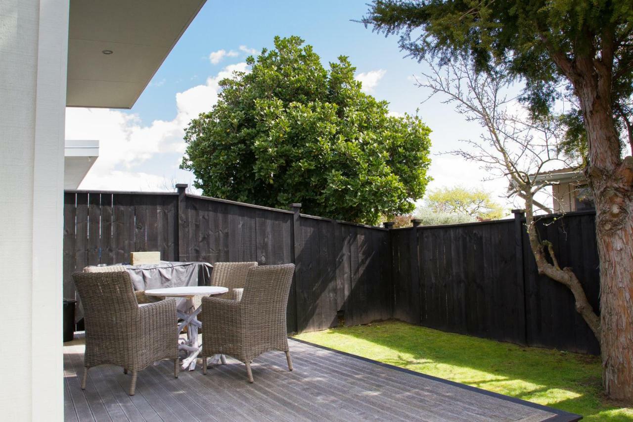 Two Four Cologne Villa Martinborough Luaran gambar